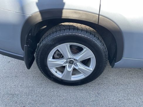 Used 2023 Toyota Highlander LE AWD/4WD image 12