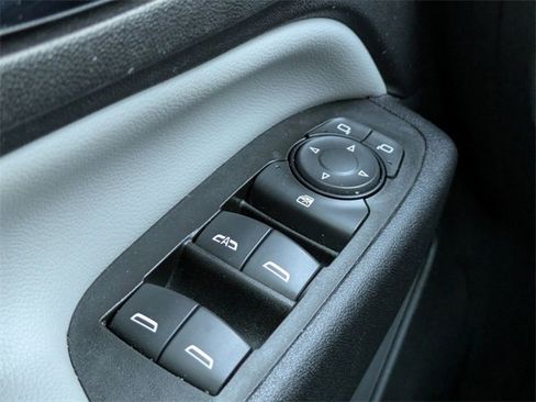 Used 2020 Chevrolet Equinox LS image 23