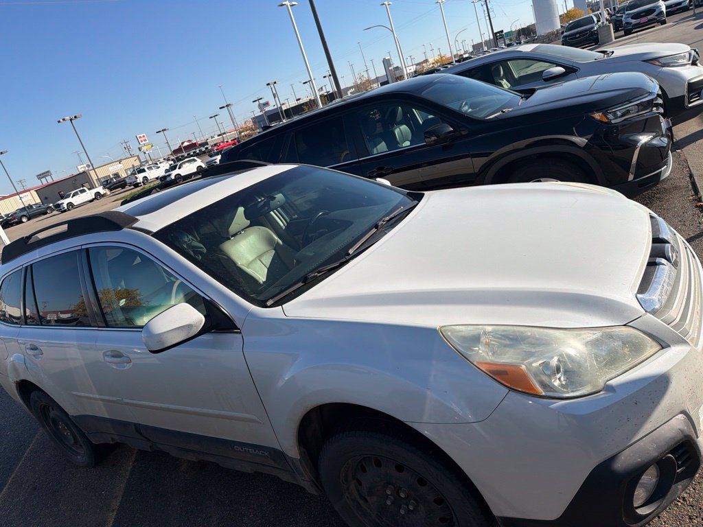 Used 2013 Subaru Outback 2.5i Limited w/ Moonroof Pkg AWD/4WD image 2