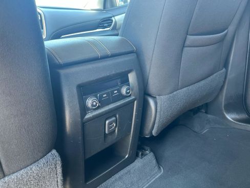 Used 2019 Chevrolet Traverse LT FWD image 17