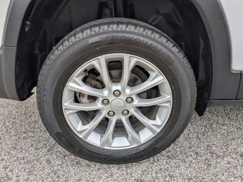 Used 2019 Jeep Cherokee Latitude w/ Popular Appearance Group FWD image 10