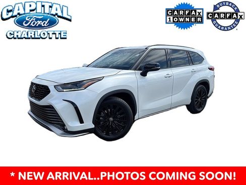 Used 2023 Toyota Highlander XSE FWD image 2