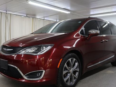 Used 2017 Chrysler Pacifica Limited FWD image 4