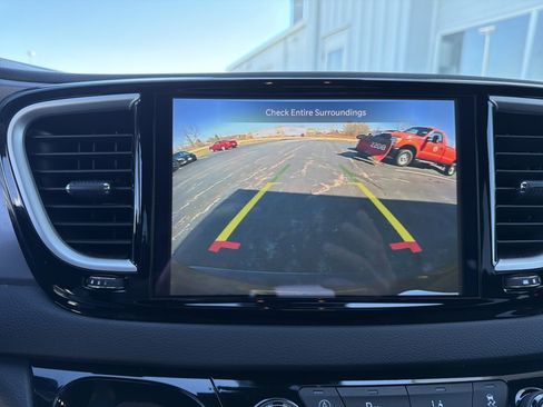 Used 2025 Chrysler Pacifica Select FWD image 45