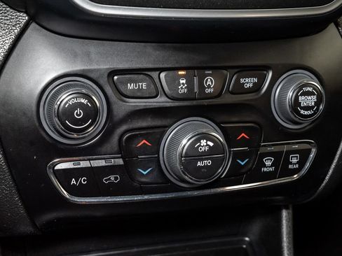 Used 2022 Jeep Cherokee Trailhawk AWD/4WD image 17