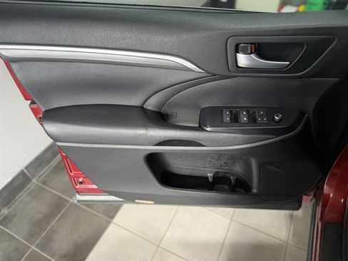 Used 2018 Toyota Highlander SE image 17