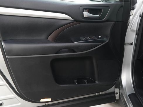 Used 2018 Toyota Highlander XLE AWD/4WD image 20