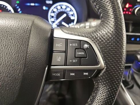 Used 2024 Toyota Sienna Limited image 21