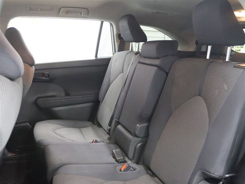 Used 2020 Toyota Highlander LE image 10