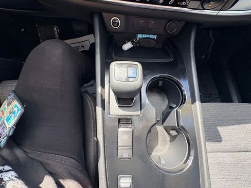 Used 2022 Nissan Rogue SV FWD image 23
