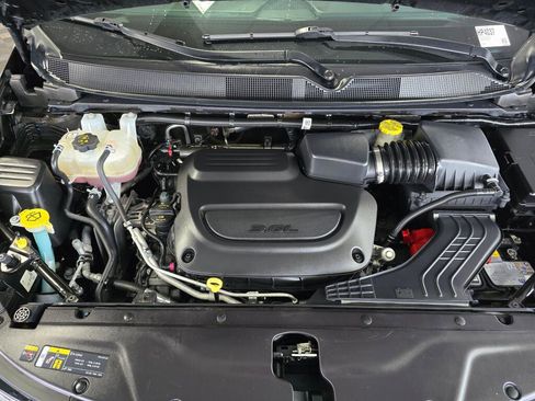 Used 2025 Chrysler Pacifica Select image 10