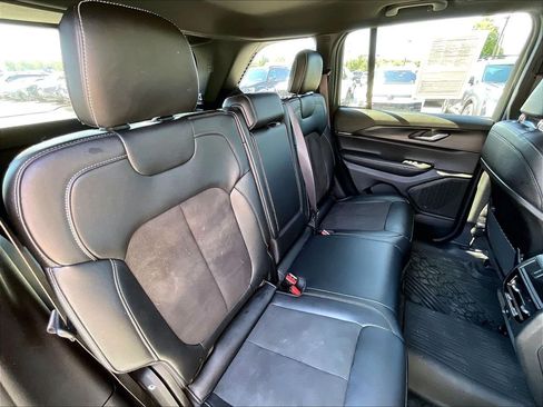 Used 2025 Jeep Grand Cherokee Altitude AWD/4WD image 15