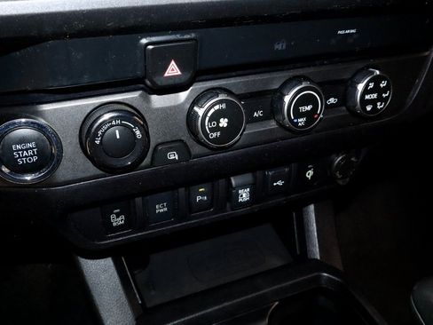 Used 2020 Toyota Tacoma TRD Off-Road w/ Technology Package image 31