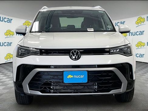 Used 2025 Volkswagen Taos SE AWD/4WD image 2