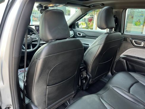 Used 2024 Jeep Compass Latitude w/ Sun and Sound Group AWD/4WD image 17