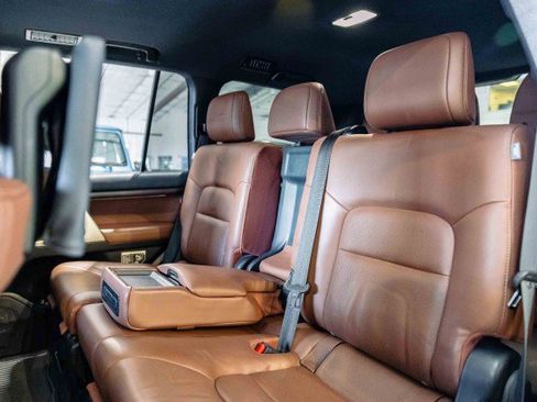 Used 2018 Toyota Land Cruiser image 29