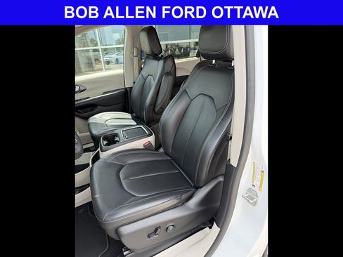Used 2023 Chrysler Pacifica Touring-L FWD image 14