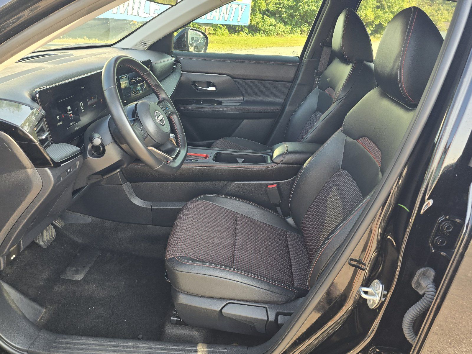 Used 2025 Nissan Kicks SR AWD/4WD image 12
