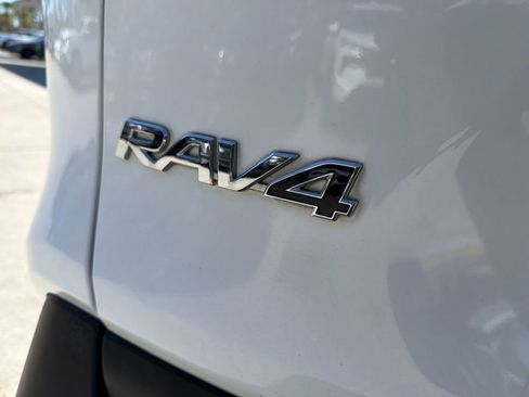 Used 2020 Toyota RAV4 XLE w/ Convenience Package FWD image 9