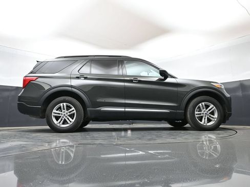 Used 2024 Ford Explorer XLT AWD/4WD image 45