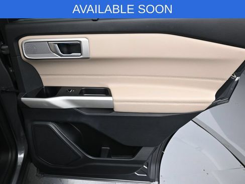 Used 2022 Ford Explorer Limited w/ Equipment Group 301A AWD/4WD image 38