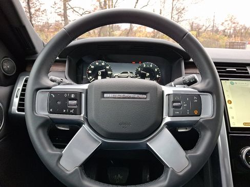 Used 2025 Land Rover Discovery S image 19