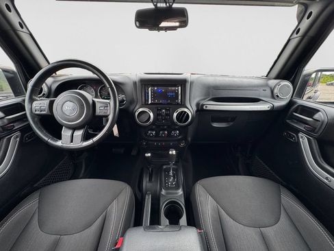 Used 2017 Jeep Wrangler Unlimited Rubicon w/ Connectivity Group AWD/4WD image 15