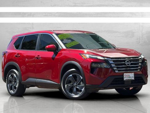 Used 2025 Nissan Rogue SV AWD/4WD image 2