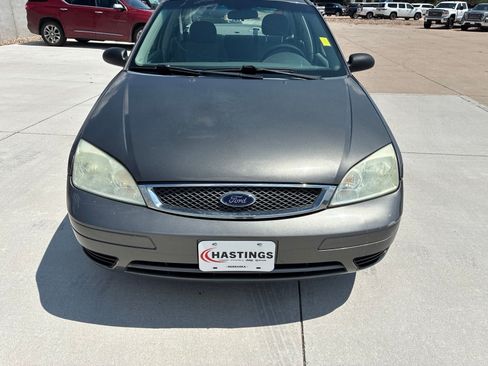 Used 2005 Ford Focus ZX4 Sedan FWD image 9
