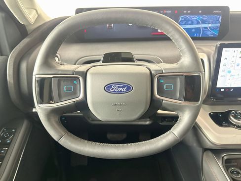 Used 2025 Ford Expedition Active AWD/4WD image 18