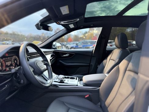 Used 2025 Audi Q8 Premium image 15