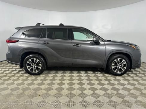 Used 2021 Toyota Highlander XLE AWD/4WD image 13