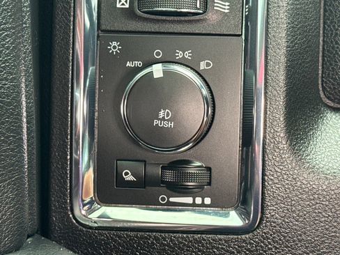 Used 2018 RAM 1500 Laramie w/ Convenience Group image 15