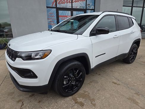 Used 2026 Jeep Compass Latitude image 2