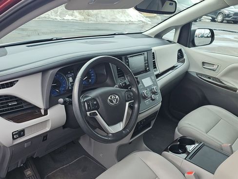 Used 2020 Toyota Sienna XLE w/ Carpet Mat Package image 24