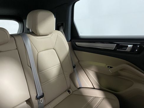 Used 2023 Porsche Cayenne Platinum Edition image 17