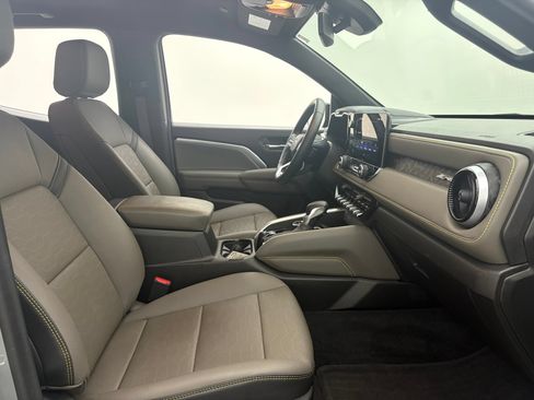 Used 2025 Chevrolet Colorado ZR2 w/ Technology Package AWD/4WD image 33
