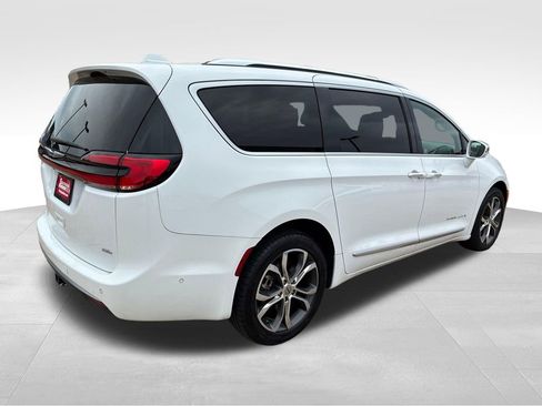 Used 2022 Chrysler Pacifica Pinnacle AWD/4WD image 5