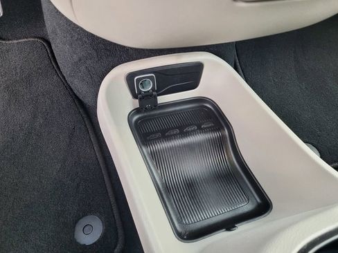 Used 2024 Chrysler Pacifica Limited FWD image 19