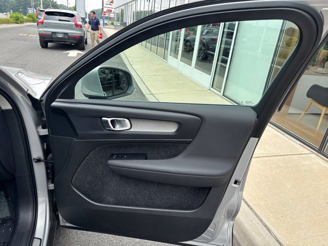 Certified 2025 Volvo XC40 B5 Plus AWD/4WD image 14