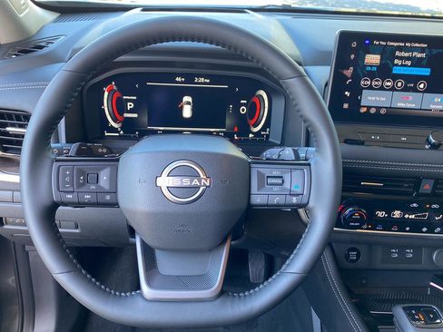 Used 2025 Nissan Rogue Platinum w/ Platinum Premium Package image 42