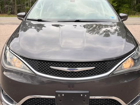 Used 2017 Chrysler Pacifica Touring-L w/ Tire & Wheel Group FWD image 9