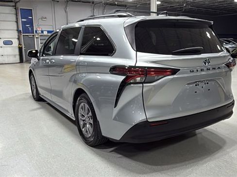 Used 2022 Toyota Sienna XLE image 10
