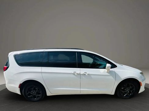Used 2019 Chrysler Pacifica Touring-L Plus w/ S Appearance Package FWD image 6