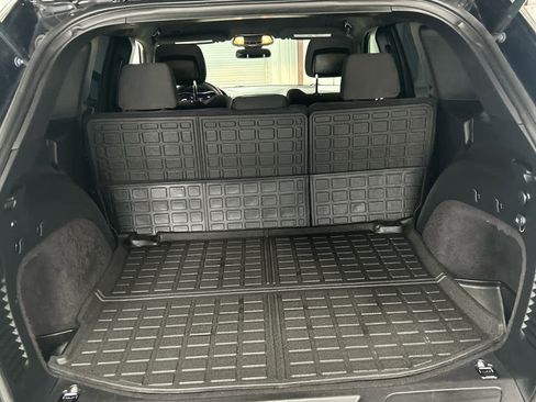 Used 2019 Jeep Grand Cherokee Laredo image 16