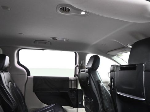 Used 2017 Chrysler Pacifica Touring-L Plus FWD image 17
