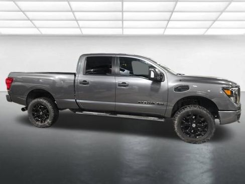 Used 2019 Nissan Titan SV w/ SV Convenience Package image 3