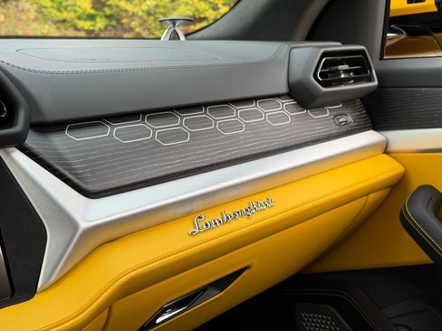 Used 2025 Lamborghini Urus SE image 27