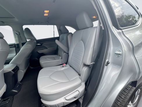 Used 2020 Toyota Highlander XLE FWD image 14