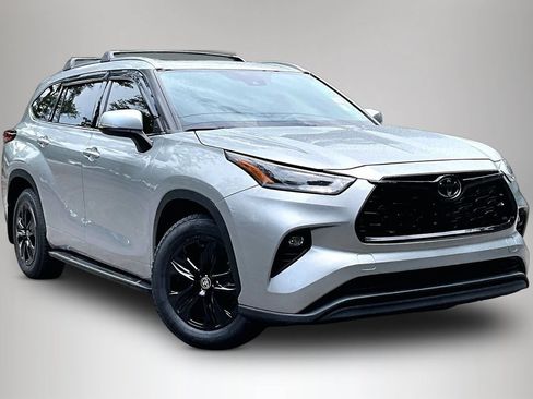 Used 2021 Toyota Highlander XLE AWD/4WD image 2